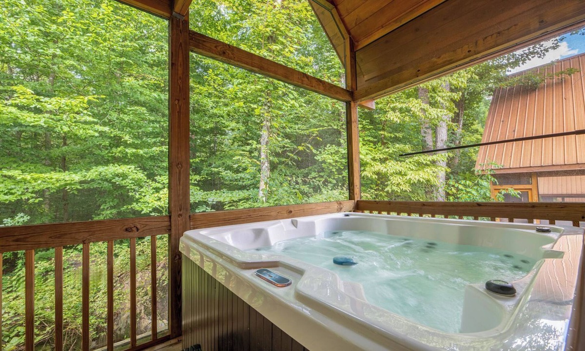 White Oak Lodge Cabin | Dancing Bear Hideaway - Hot Tub, Resort Pool & Wooded Mountain Retreat
