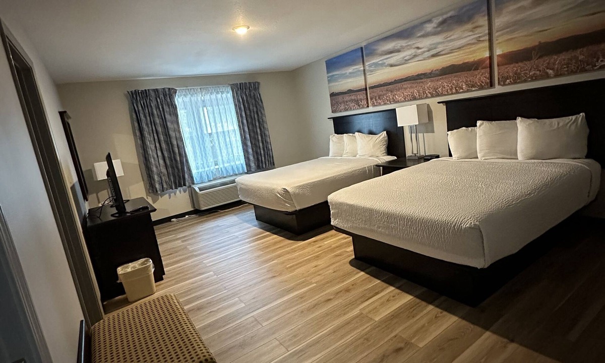 Miner Hotel | Days Inn and Suites by Wyndham Sikeston