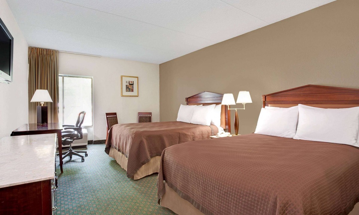 Central Newport News Hotel | Days Inn by Wyndham Newport News City Center Oyster Point