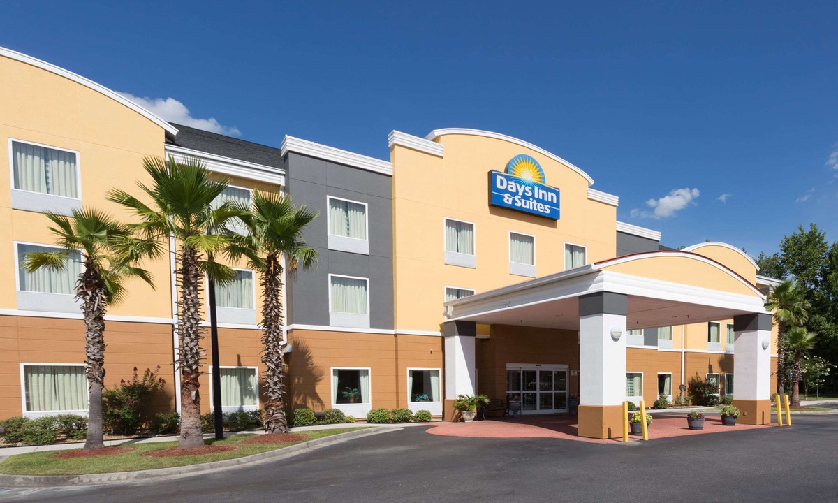 Port Wentworth Hotel | Days Inn & Suites by Wyndham Savannah North I-95