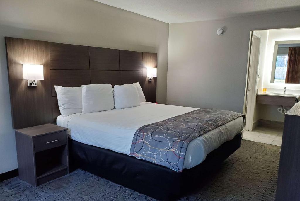 North Charleston Hotel | Days Inn & Suites by Wyndham Charleston Airport West