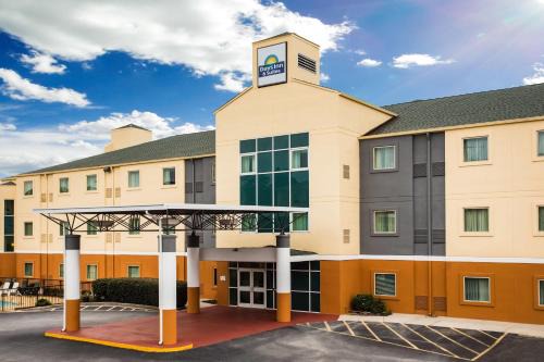 Grovetown Hotel | Days Inn & Suites by Wyndham Augusta Near Fort Eisenhower