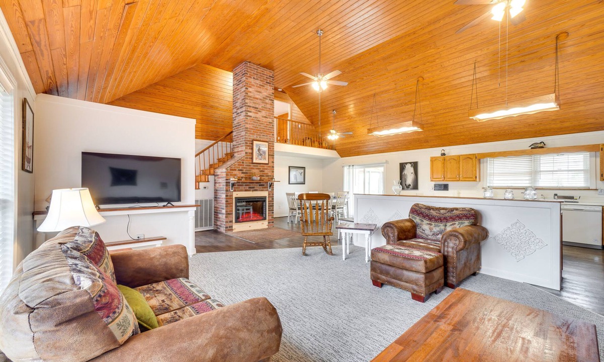 Dayton House | 'Deer Lake Lodge' on 700 Wooded Acres in Dayton!
