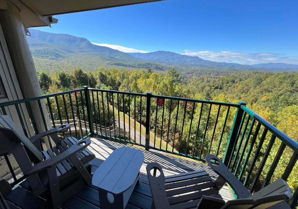 Gatlinburg Apartment | Deer Ridge Mountain Resort E306