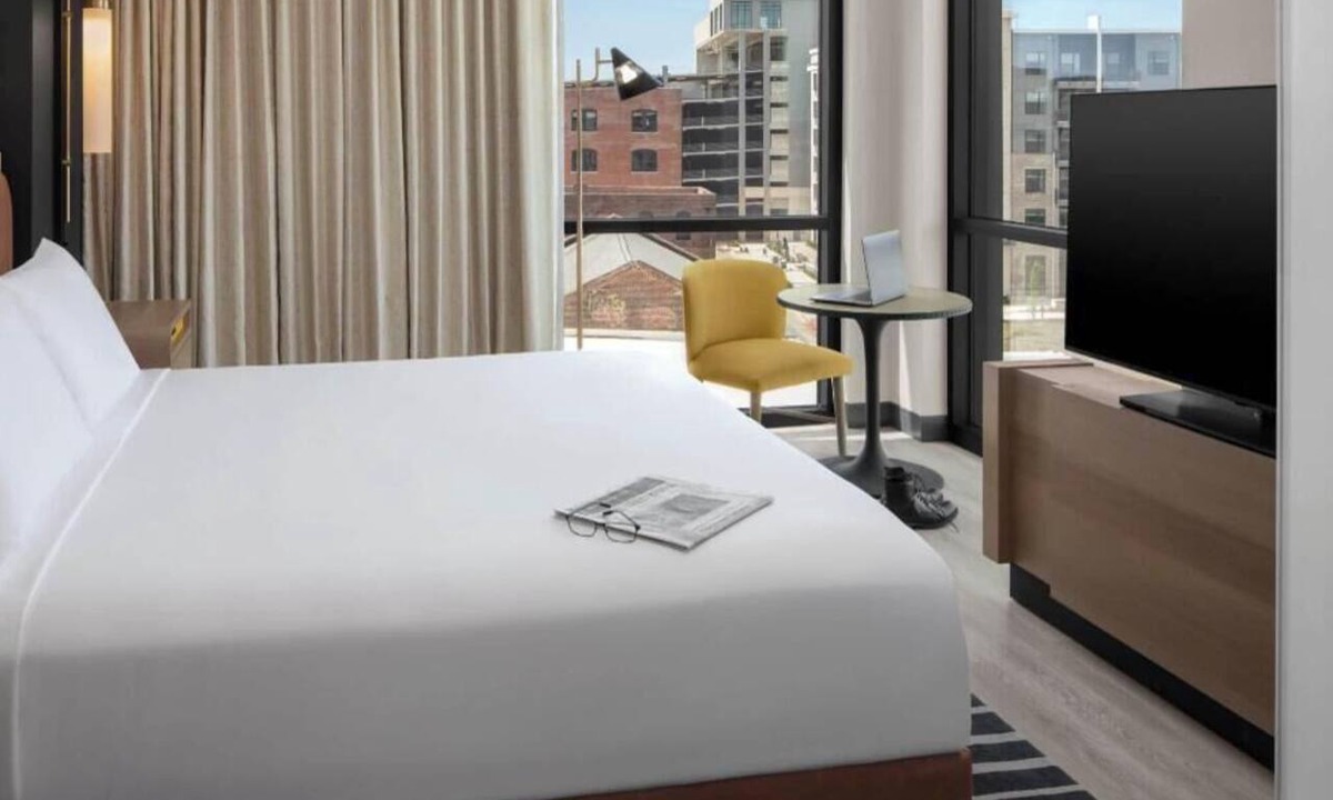 Downtown Memphis Hotel | Delightful hotel suites in Memphis with fitness room and AC