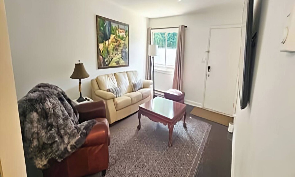Oakhurst Apartment | Deluxe Apartment with King Bed