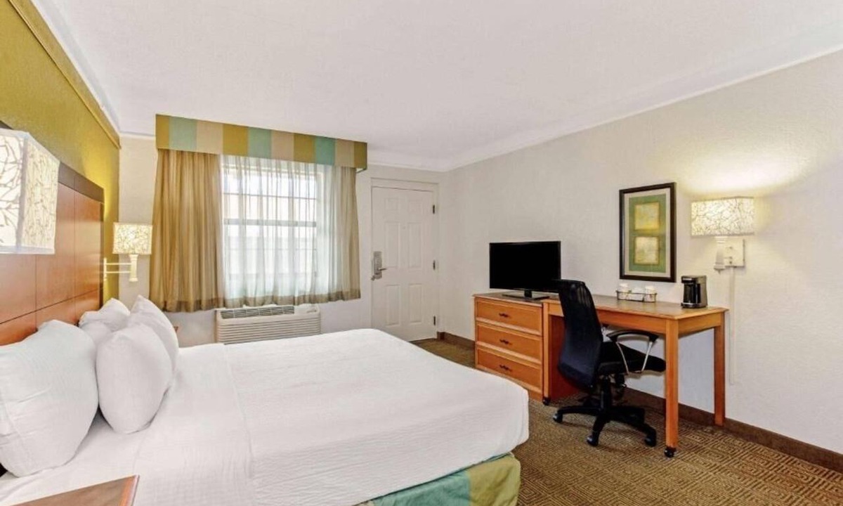 Orlando Hotel | Deluxe King | La Quinta Inn Orlando Airport West | Close to Parks and MCO