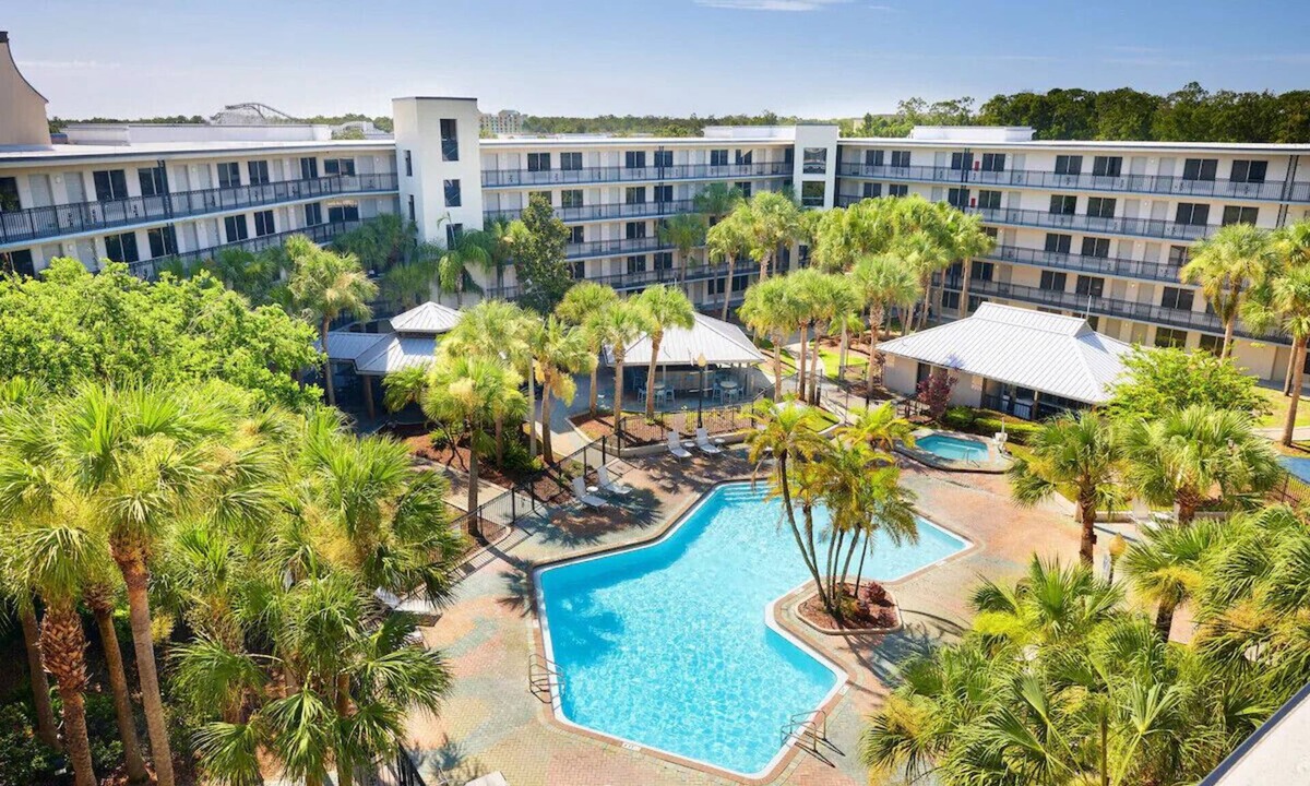 Kissimmee Hotel | Disney! 2BR Suite w/Free Shuttle, Pool &Breakfast