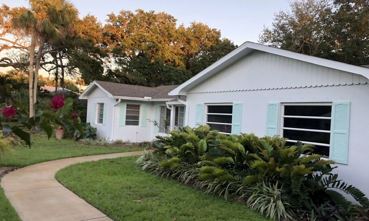 Central Beach House | Divine Location Walk/Bike to beach, river, restaurants, theater, museum & shops
