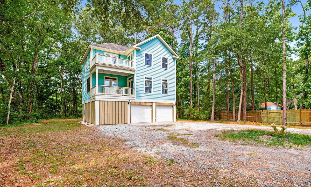 Johns Island House | Dog-Friendly 30-Day Rental Two-Story Home w/Free WiFi, Balcony, Washer/Dryer