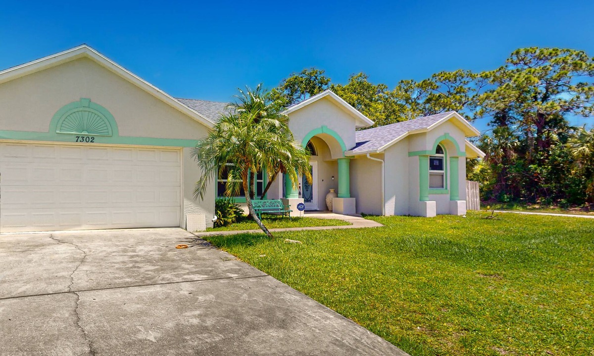 Lakewood Park House | Dog-friendly home with golf, beaches, and shopping nearby