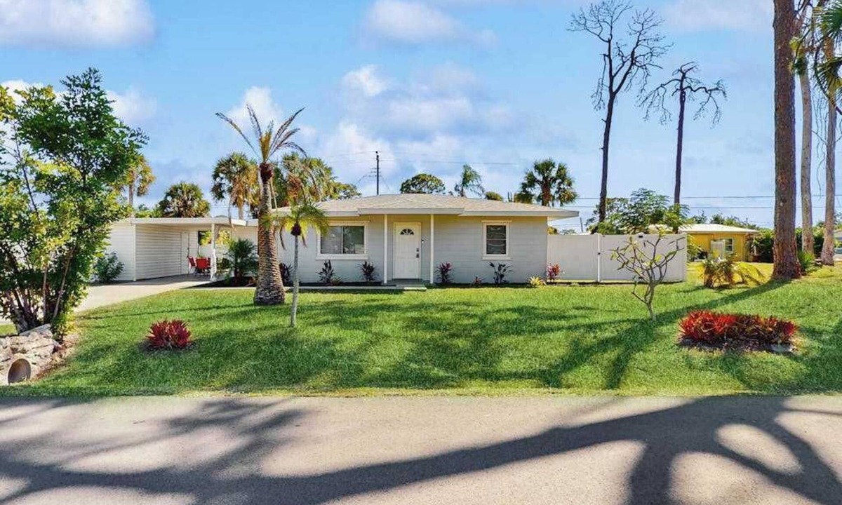South Venice House | Dog friendly home with yard, internet, and washer and dryer.
