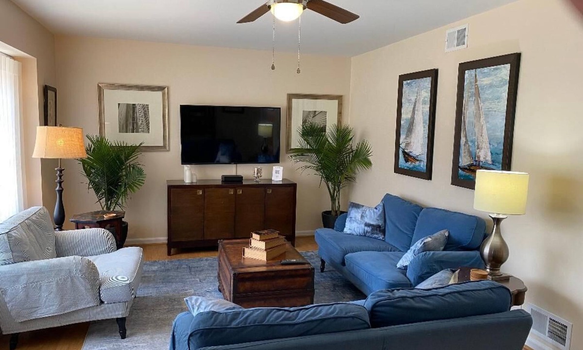 Savannah House | Dogs love the fenced backyard - 15 mins to Downtown