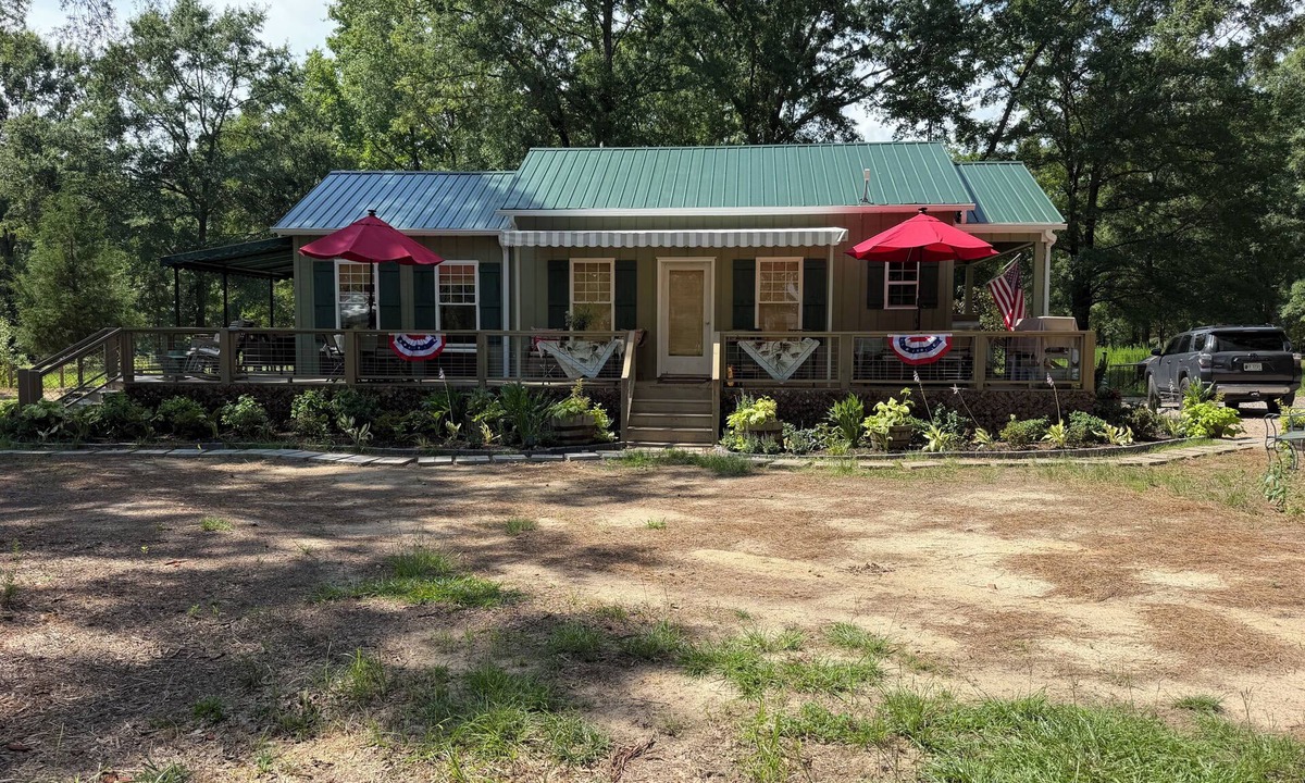 Camden Cottage | Dogs Love The Tack Room Cottage in Camden SC Horse Country