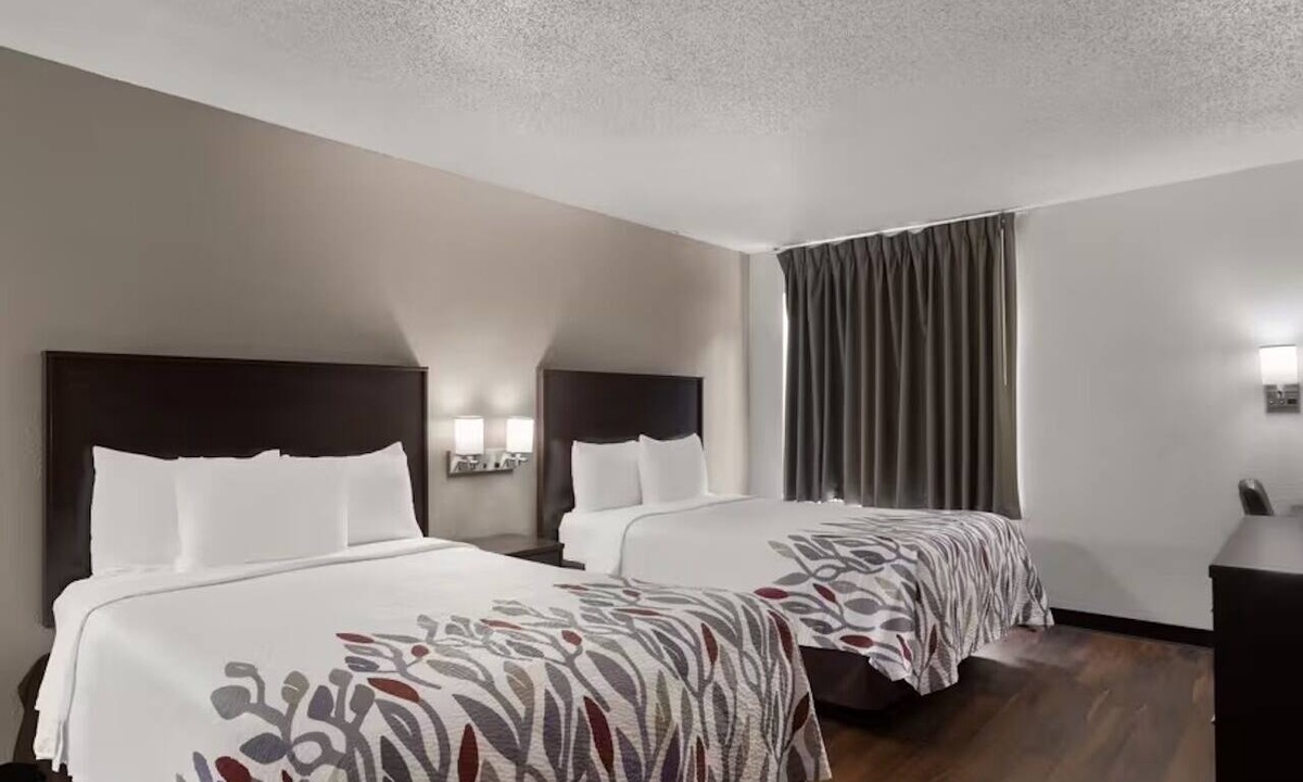 Pooler Hotel | Double Full Beds | Steps to Children's Museum | Free Parking & Pool Access