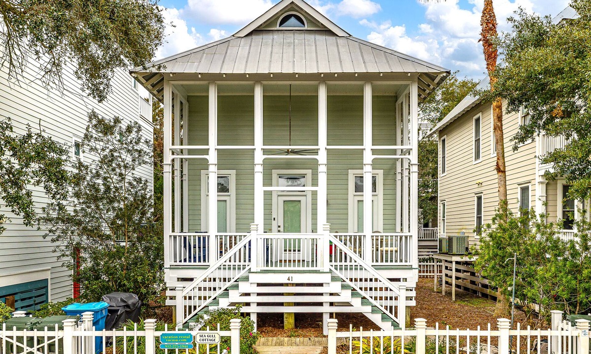 Saint Simons Island House | East Beach 2 Minute Walk to Ocean Heated Pool Coast Cottages