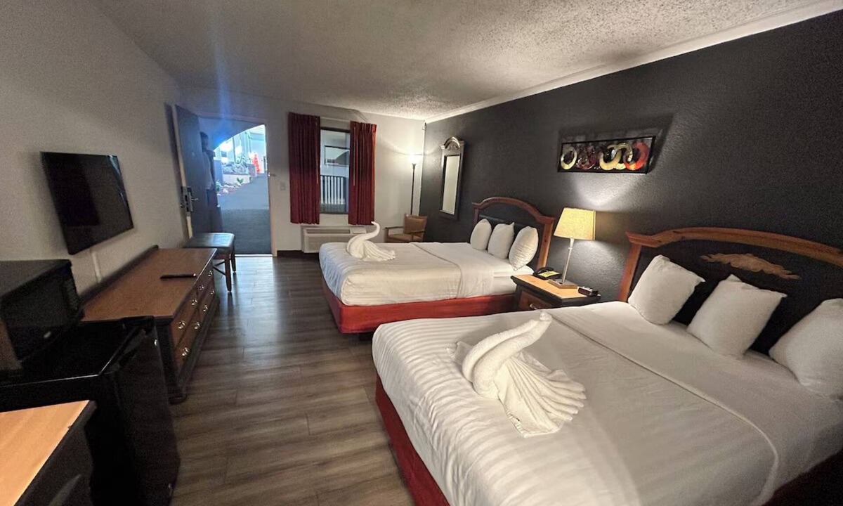 Mattoon Hotel | Easy Interstate Stop | Convenient Stay Near Mattoon Attractions | 4 Units