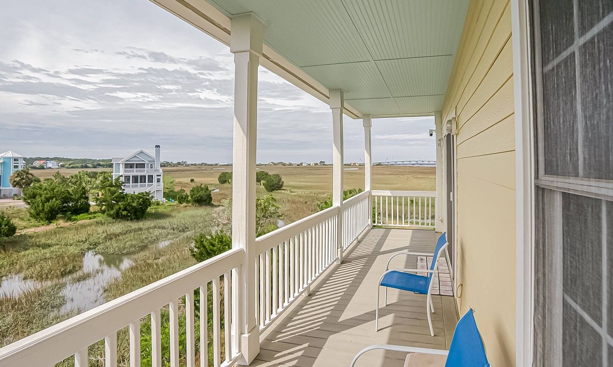 Beachwalk House | EBB TIDE Great Views Short walk to Beach