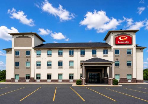 Augusta Cabin | Econo Lodge Augusta West near Fort Gordon