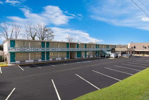 Clemson Cabin | Econo Lodge Clemson - University Area