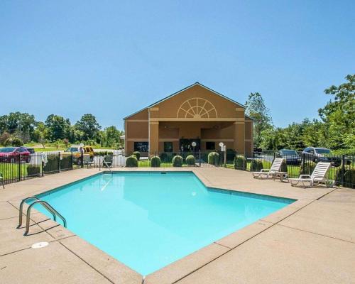 Hickman Hotel | Econo Lodge Inn & Suites Centerville