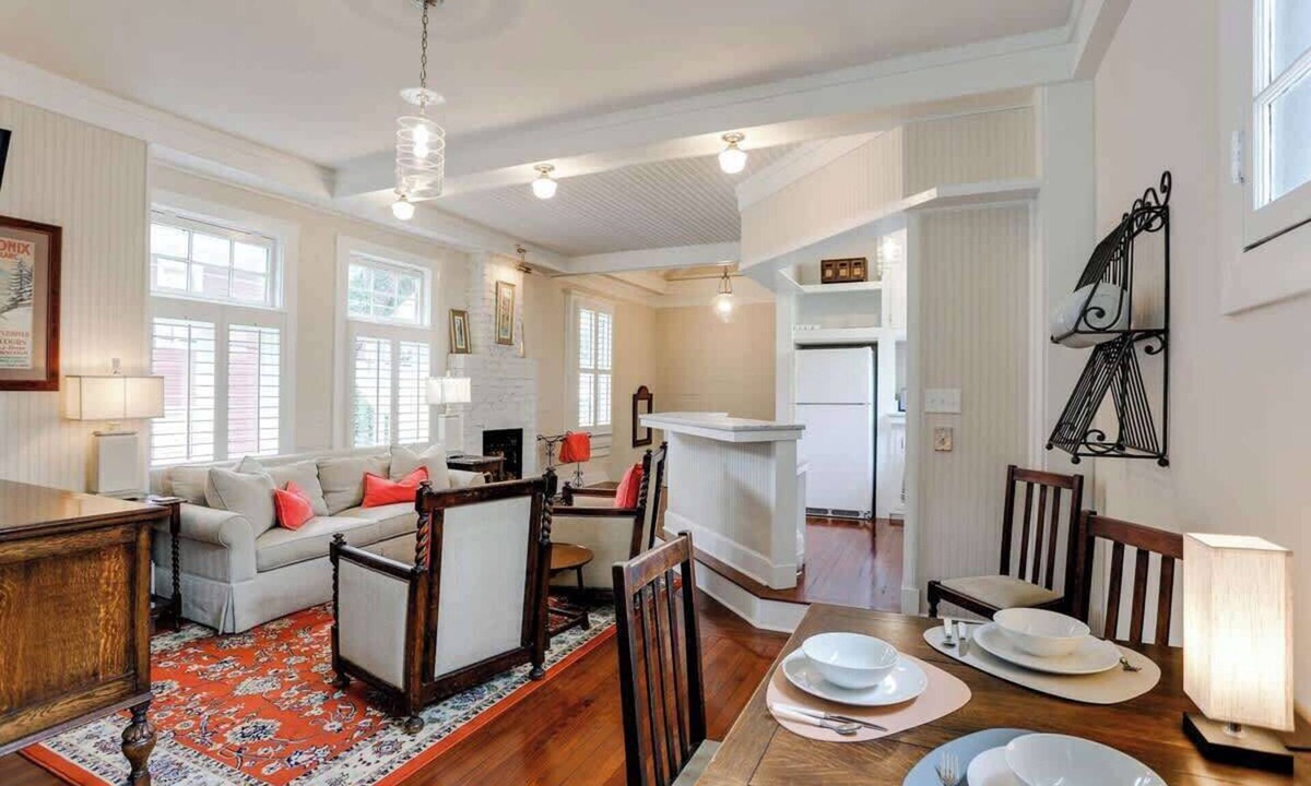 Savannah Victorian District Apartment | Elegant Carriage House Overlooking Forsyth Park