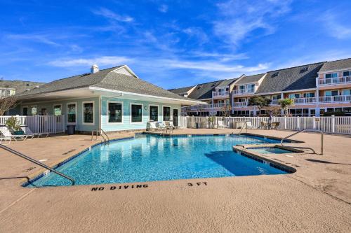 Emerald Isle House | Emerald Isle Condo Near Beach w/Screened Porch!