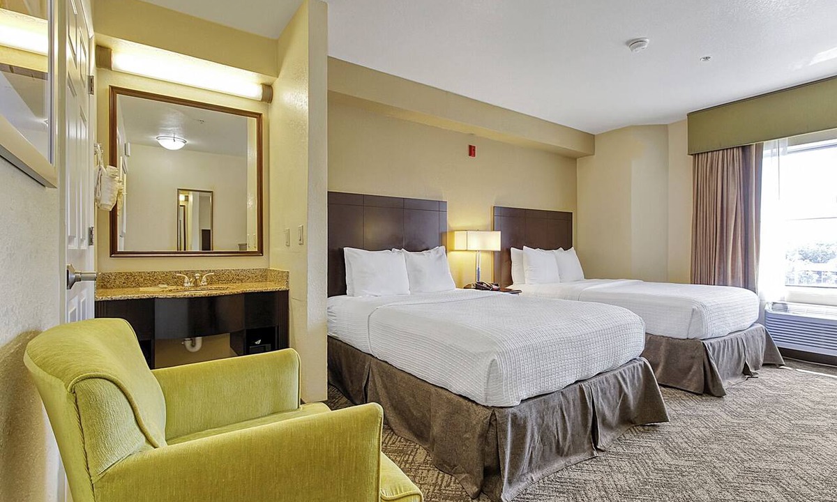 Florida Central Atlantic Coast Hotel | Enjoy Your Family Vacation! 3 Amazing Rooms, Close to SeaWorld Orlando, Pool