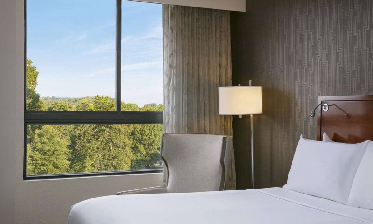 Executive Park Hotel | Ensuring a Very Comfortable & Memorable Stay! Pets Are Welcome, Parking, Pools!