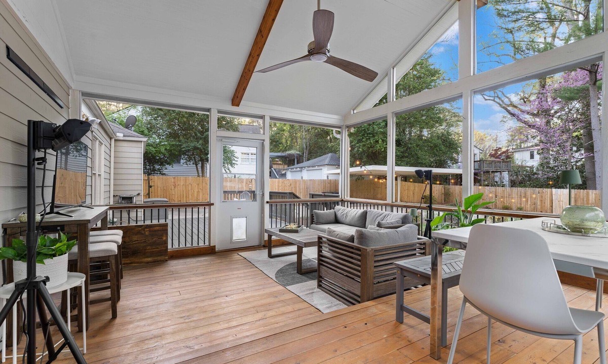 Decatur House | Entire Private Property – Sleeps 15, 3 Kings, Fenced Yards & Workspaces, Decatur