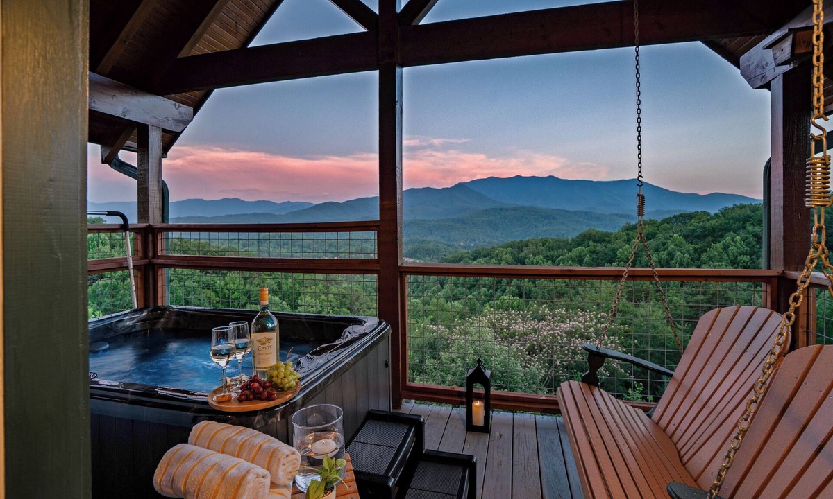 Gatlinburg Cabin | Epic Views + Game Room + Hot Tub | Bear’s Lookout