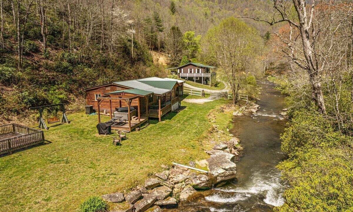 Bryson City House | Escape to Waterfall Hideaway