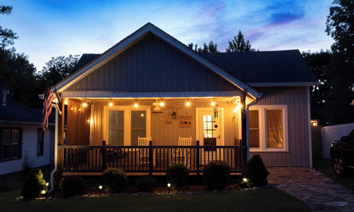 Etowah Cottage | Etowah's Cottage - dog friendly, king beds, hiking, rafting, motorcycles