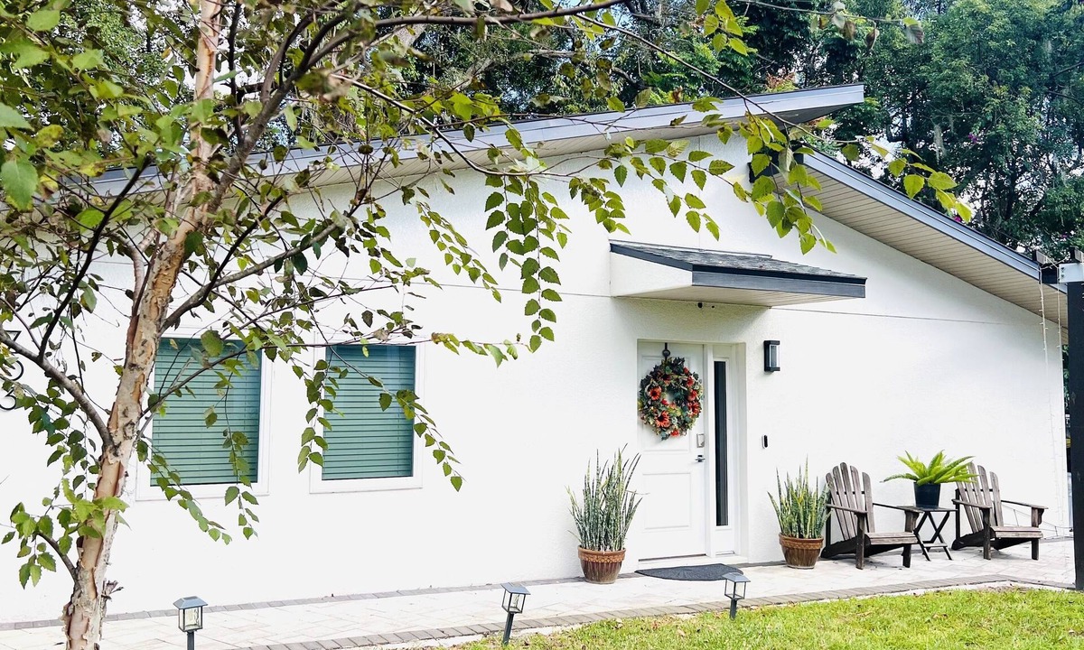 Fairvilla House | 🌿 European-Style 2BR Guest House in Orlando. Modern Comfort & Italian Coffee.