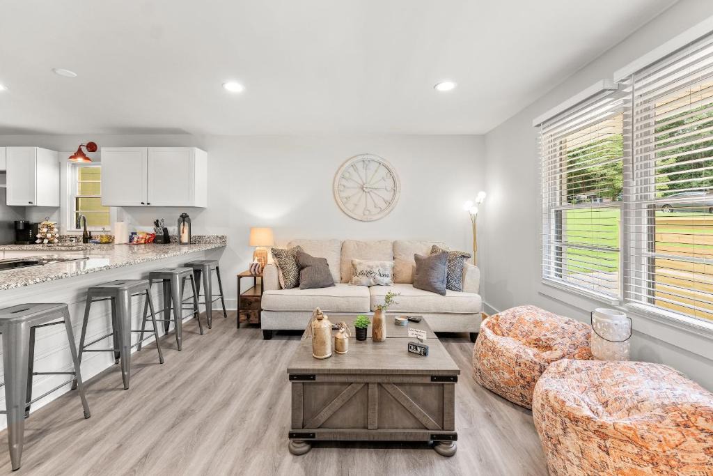 Athens House | Explore Downtown Athens In This Modern 4BR Stay