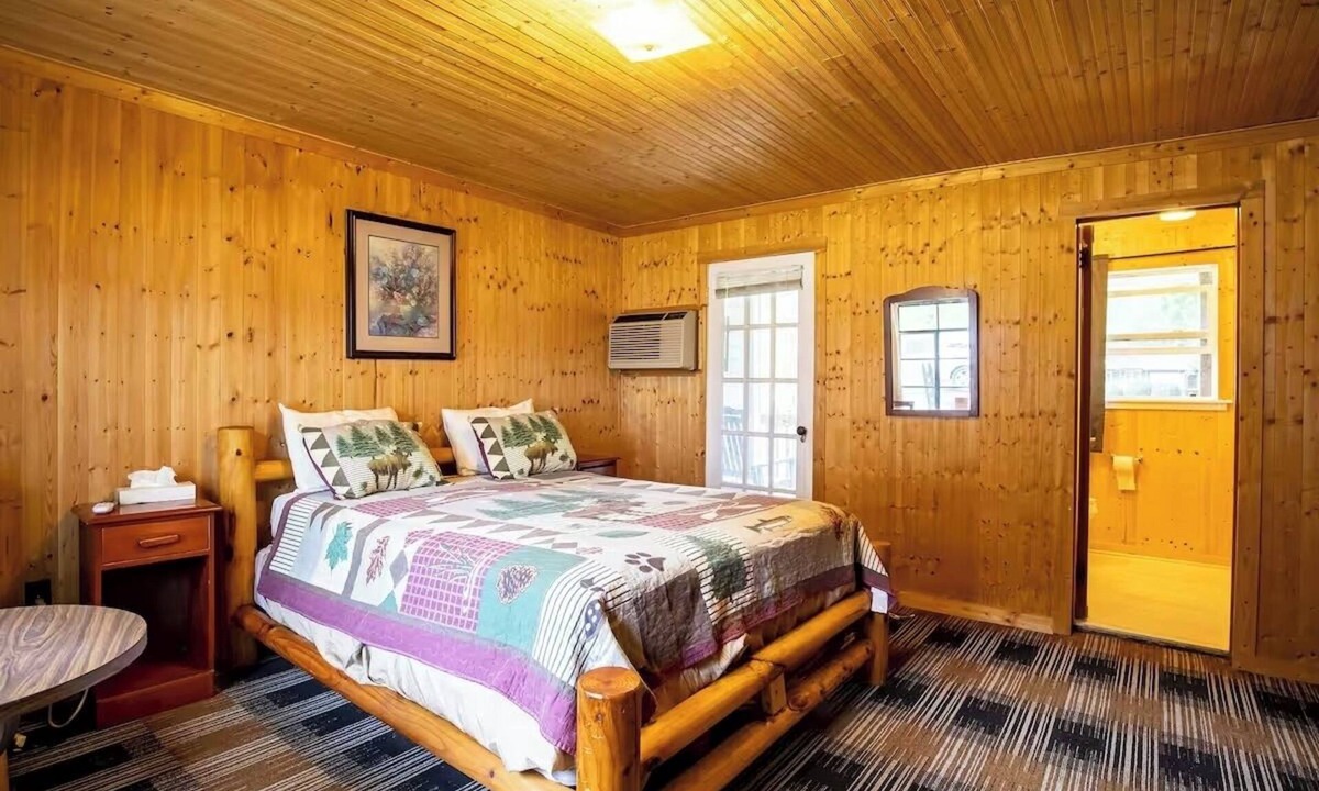 Cherokee Hotel | Explore Great Smoky Mountains from Your Private Base Room With River Access