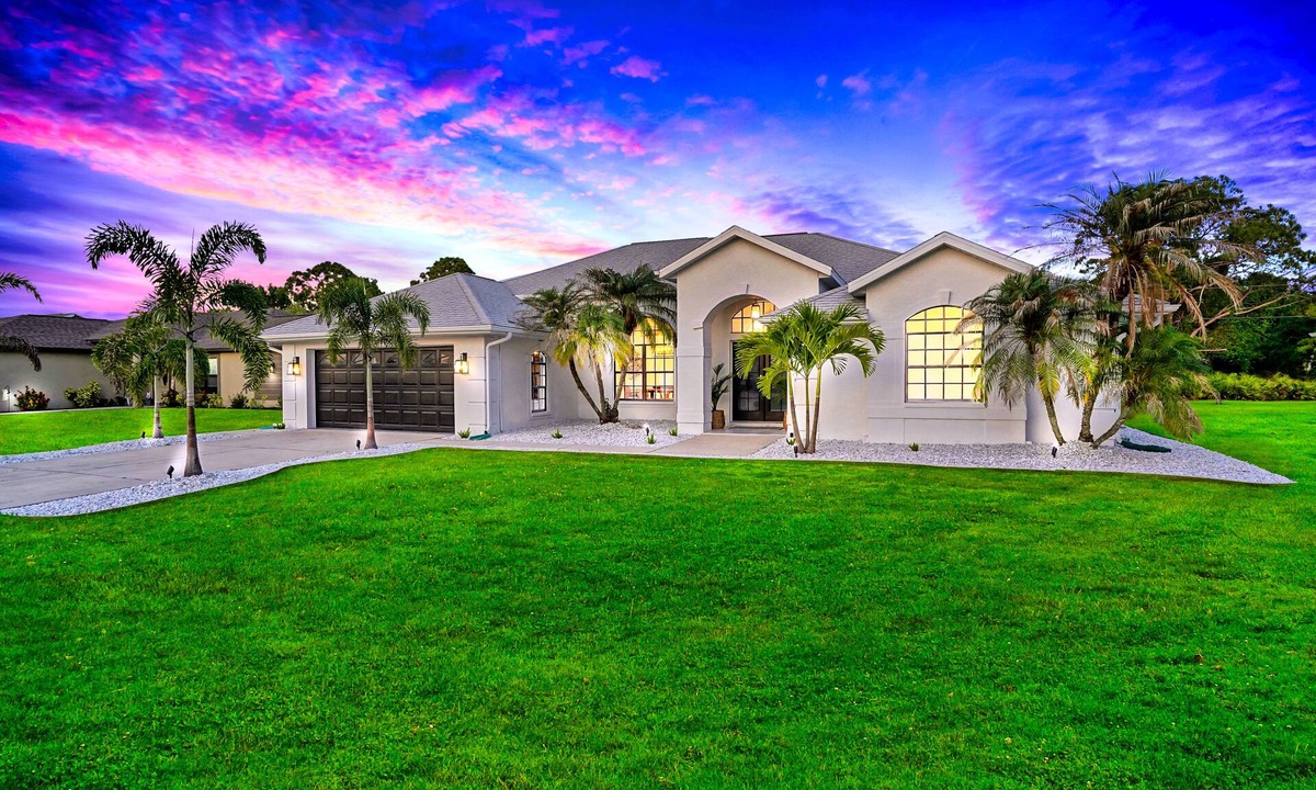 Port Charlotte House | Exquisite 4BR Villa - Heated Pool & Spa - Near Beach, Port Charlotte