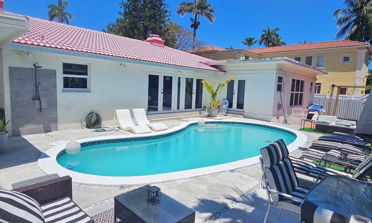 South Lake Villa | EXQUISITE GRAND POOL 4/4 VILLA HALF MILE TO BEACH