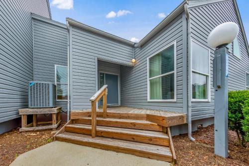 Fairfield Harbour House | Family-Friendly Lake Condo with Jacuzzi & Resort Fun