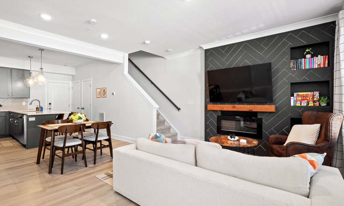 North Raleigh House | Family Home + Pets Welcome - King- Queen Bunk Beds, EV Charger, Sleeps 8