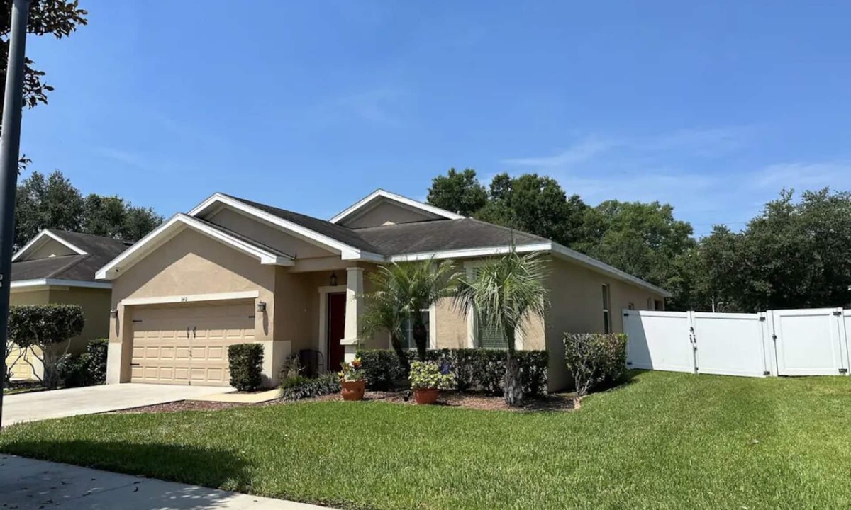 Bloomingdale House | Fenced in - Walk to Brandon boat ramp & 25 minutes to Busch Garden theme parks!