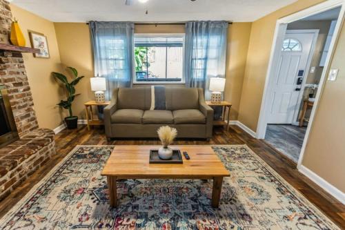 Savannah House | Fenced Yard, Ping Pong & BBQ Grill Near Downtown