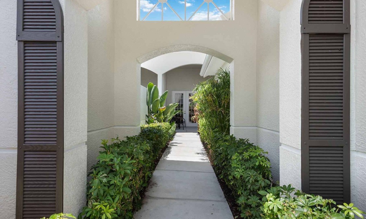 Naples House | Fiddlers Creek - Ground Floor Villa With Water View