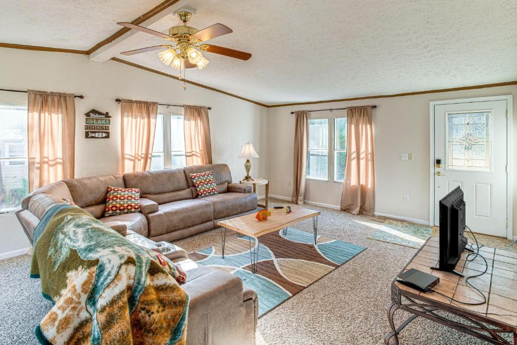 Prosperity House | Fish On-Site: Lake Murray Family Home
