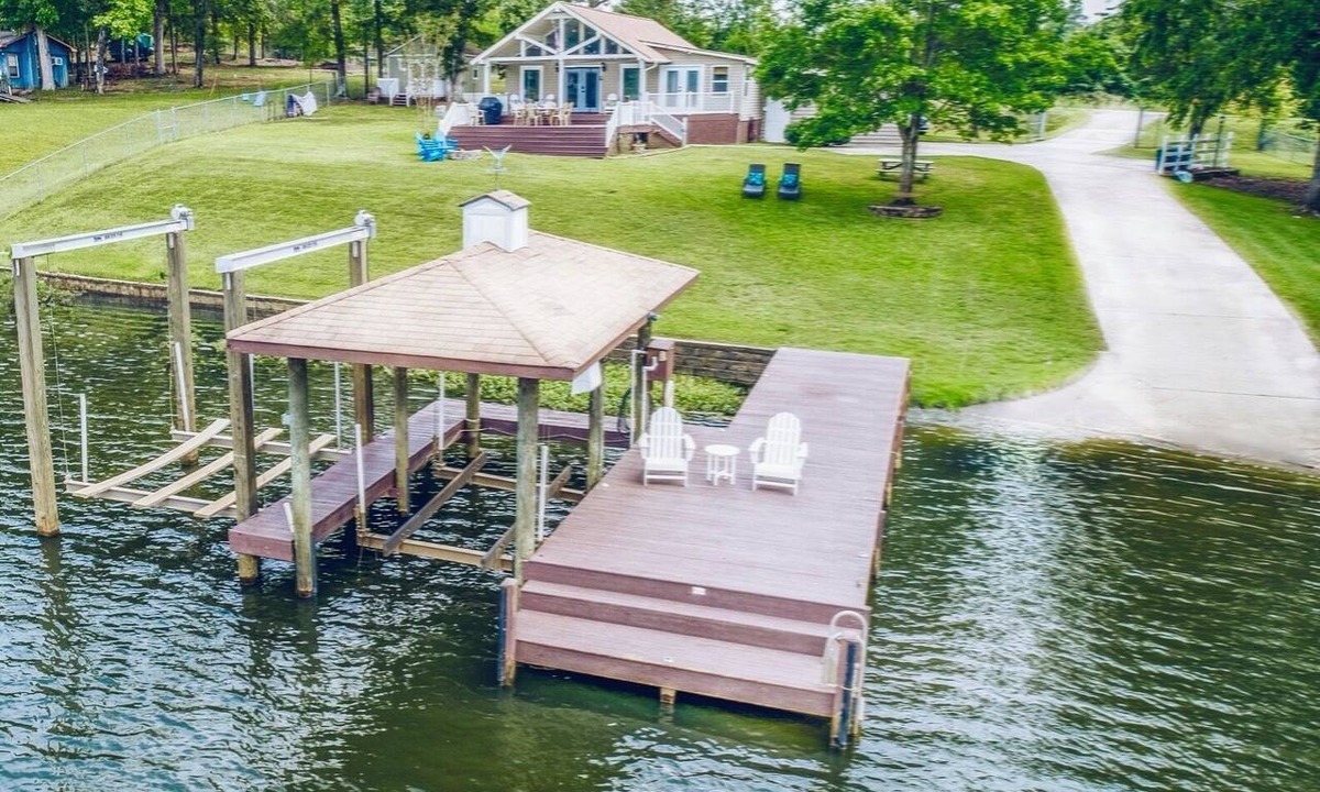 Liberty Hill House | Fishing, Boat Ramp, Dock, Game Room, Cozy Fires, Fenced-in, Kayaks, SUP, Dogs ok