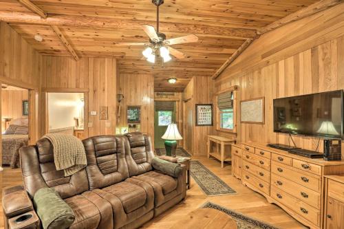 Skyland House | Fletcher Cabin: Wraparound Deck & Pond Access