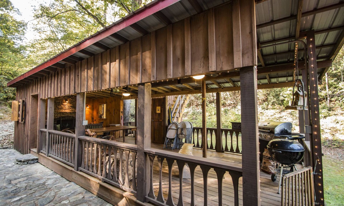 Robbinsville Cabin | Fontana Lake Cabin w/Private Dock , Fishing Pond, Huge Covered Porch & 50+ Acre