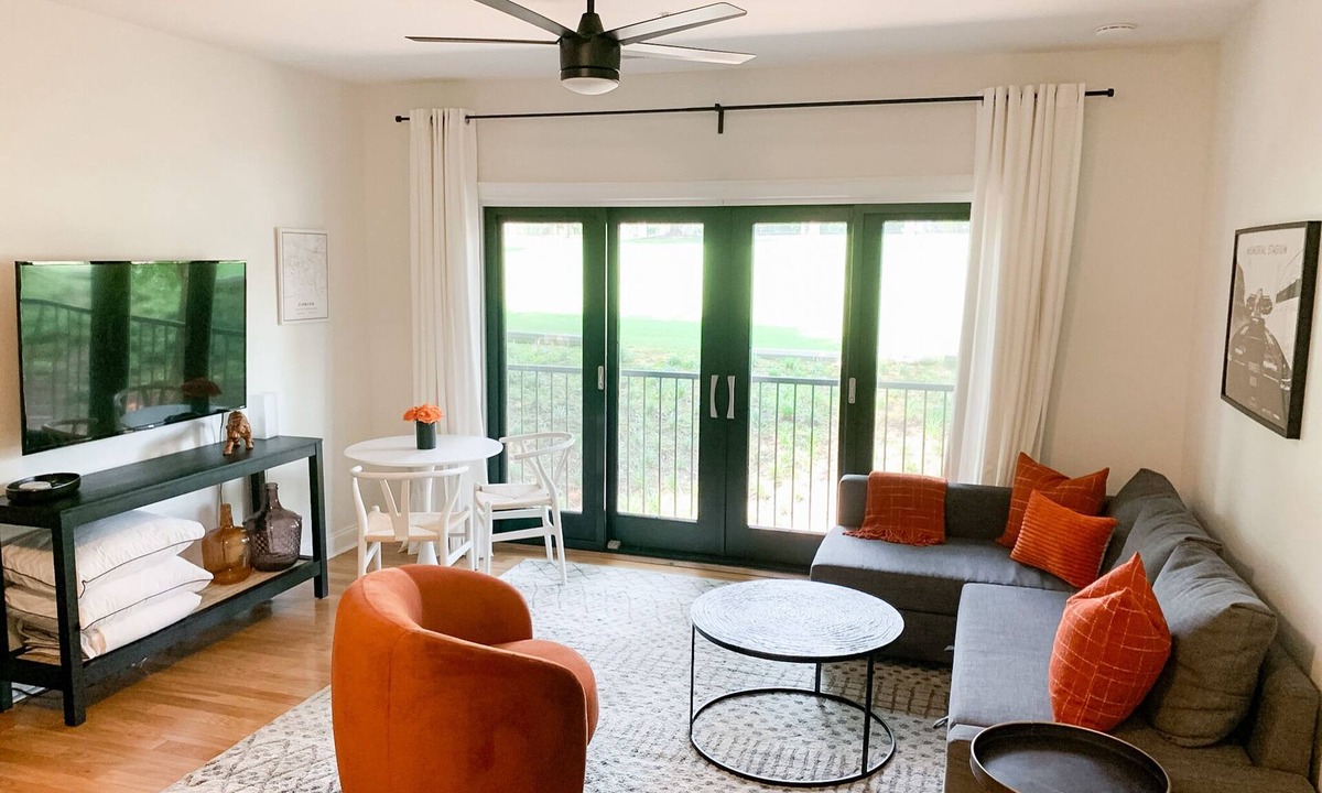 Clemson Apartment | FOOTBALL! Walk to stadium & campus & DT! FREE Parking! Behind Esso!