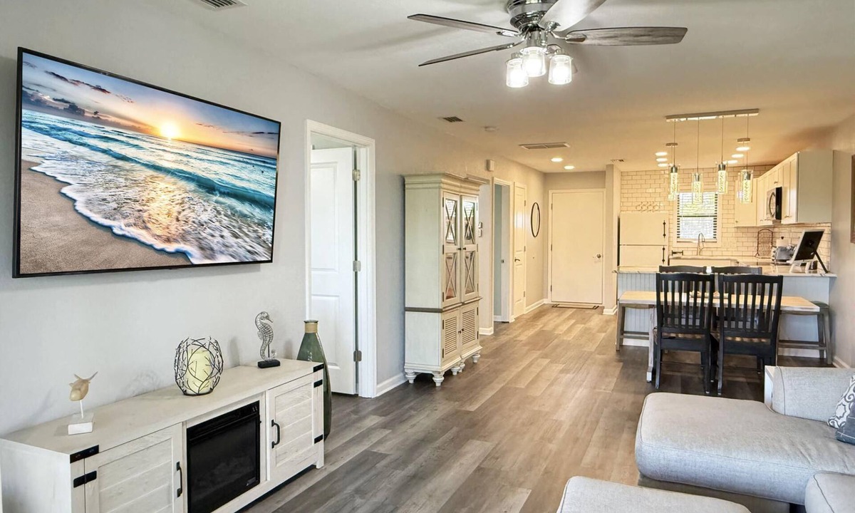 Grove City Condo | Forest Park – 2BR Pool, Clubhouse & Beaches