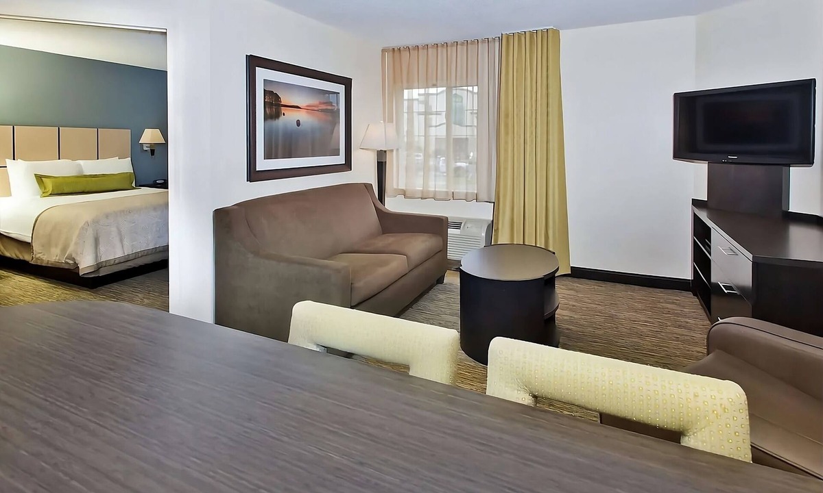 Ashley Oaks Hotel | Frank H McClung Museum Tour! 3 Pet-friendly Suites w/Kitchen & FREE Parking!